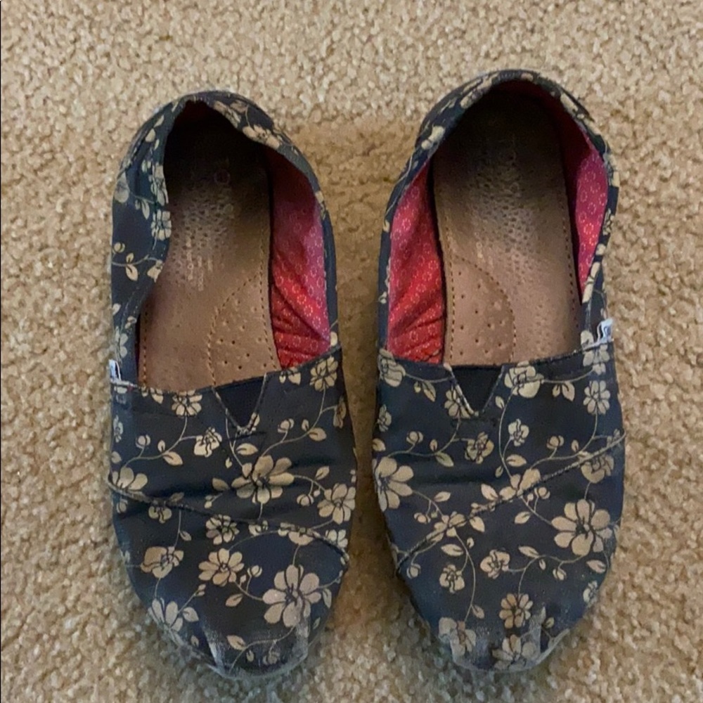Black Toms with flowers